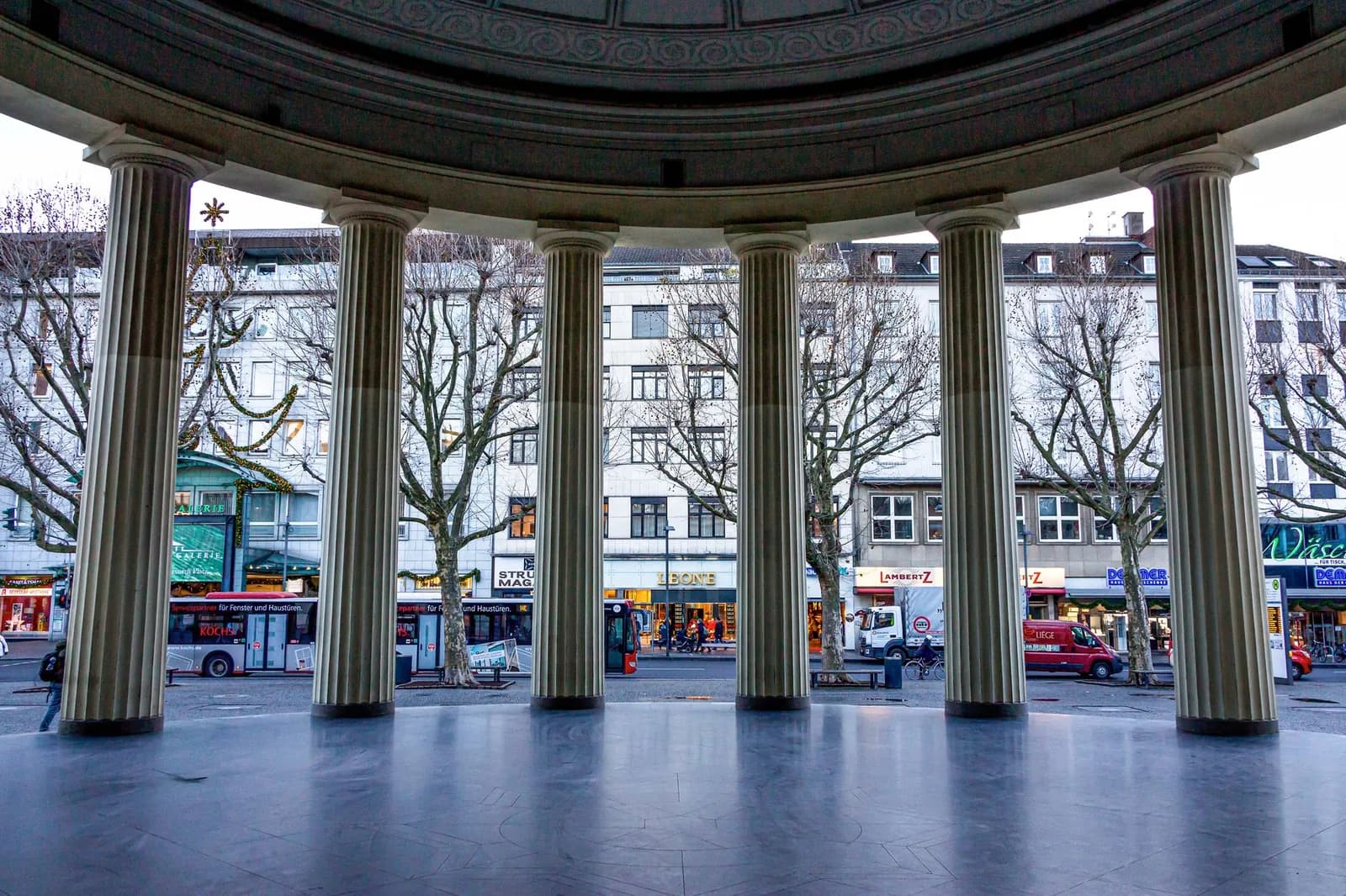 Colonnade néoclassique de l'Elisenbrunnen à Aix-la-Chapelle, qui donne sur la place et ses immeubles
