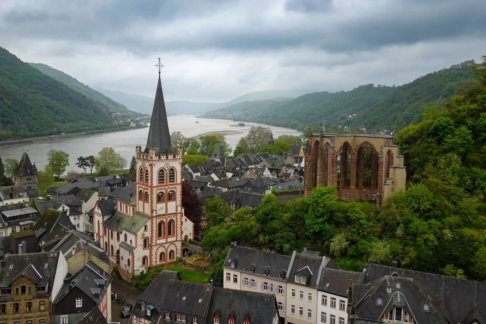 Le village de Bacharach dans la vallée du Rhin, en Allemagne
