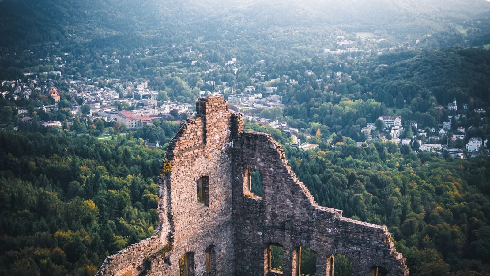 Ruines du Vieux Château de Hohenbaden dominant Baden-Baden et la forêt environnante