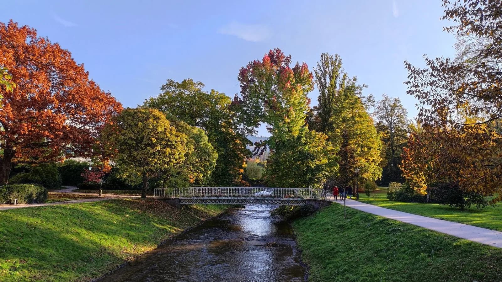 La rivière Oos sous les arbres d'automne, dans le parc de la Lichtentaler Allee à Baden-Baden