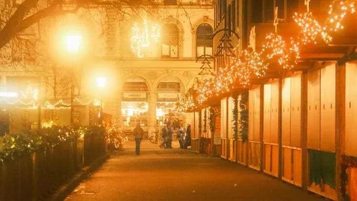 Chalets illuminés du marché de Noël de Baden-Baden le soir