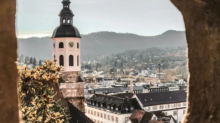 Vue en hauteur sur les toits de Baden-Baden, le clocher de la Stiftskirche et les collines de la Forêt-Noire