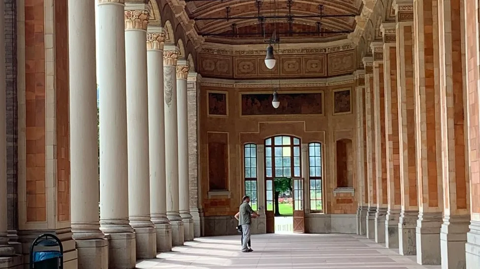 Galerie à colonnes et voûte peinte de la Trinkhalle de Baden-Baden
