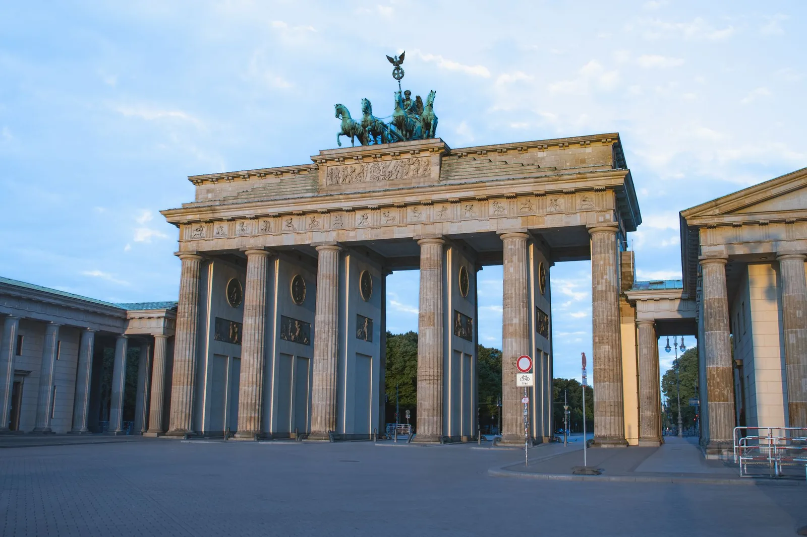 La porte de Brandebourg à Berlin et son quadrige en bronze, sous un ciel dégagé
