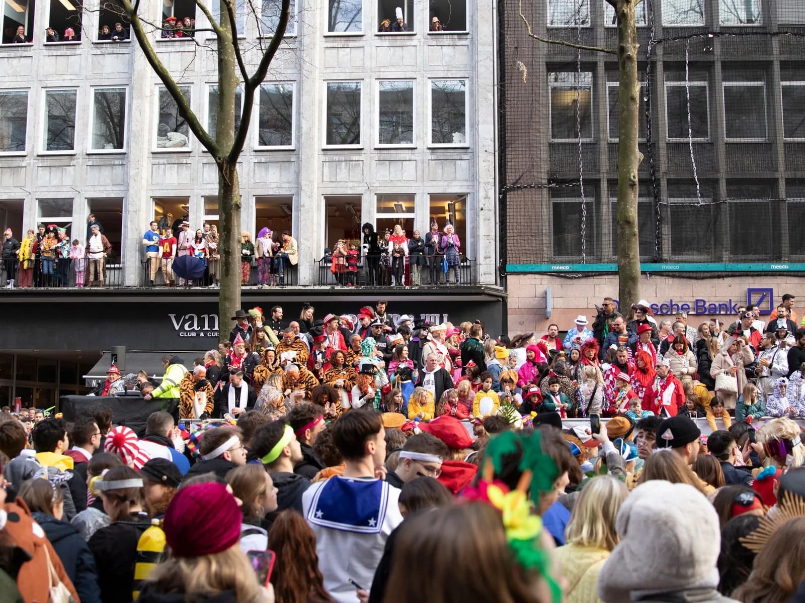 Foule costumée et colorée dans une rue de Cologne pendant le carnaval