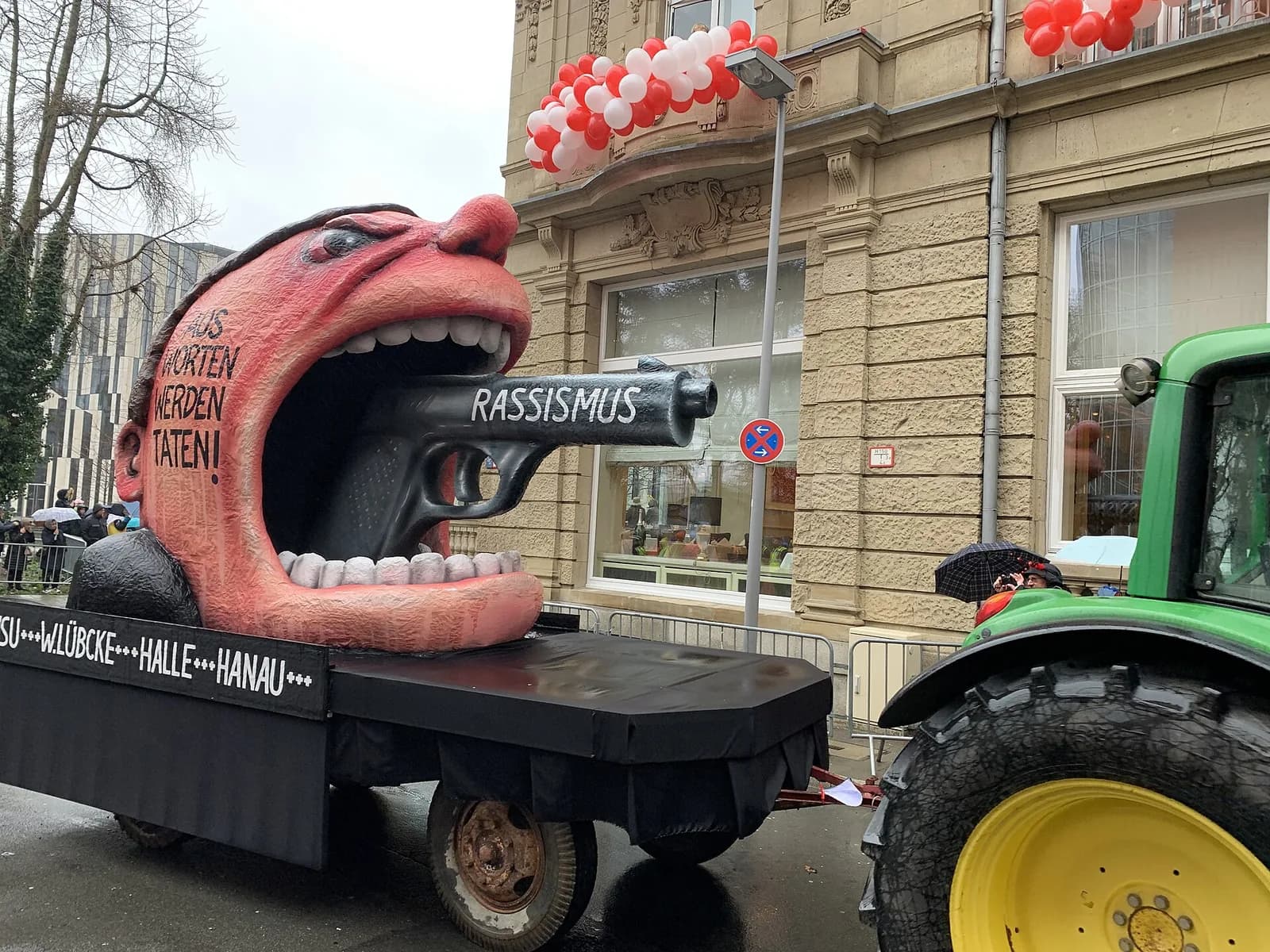 Char satirique de Jacques Tilly au Rosenmontagszug de Düsseldorf en 2020 : une bouche géante crache un pistolet marqué « Rassismus »