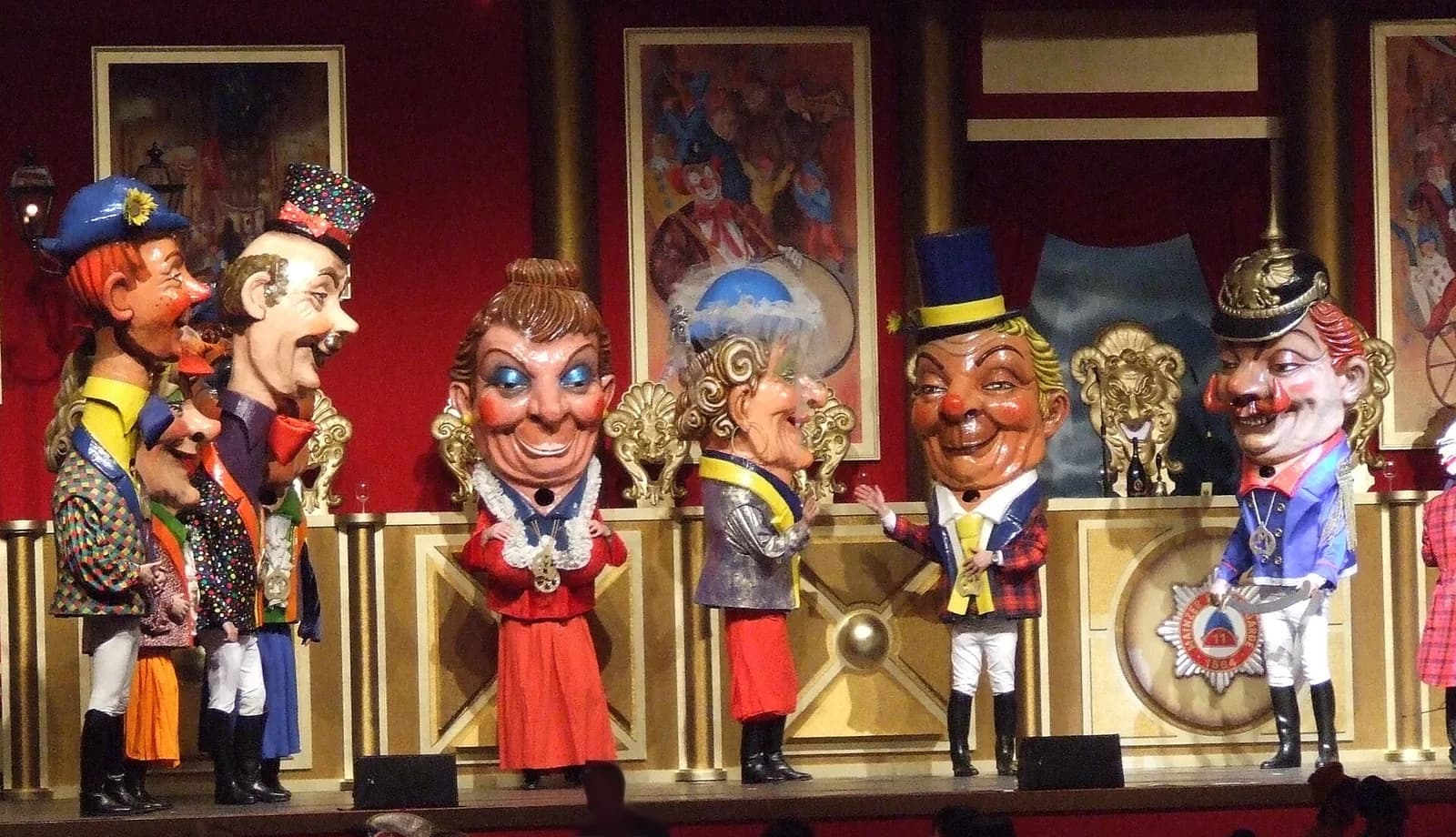 Schwellköpp, les têtes géantes du carnaval de Mayence, sur scène pendant la Mainzer Fastnacht