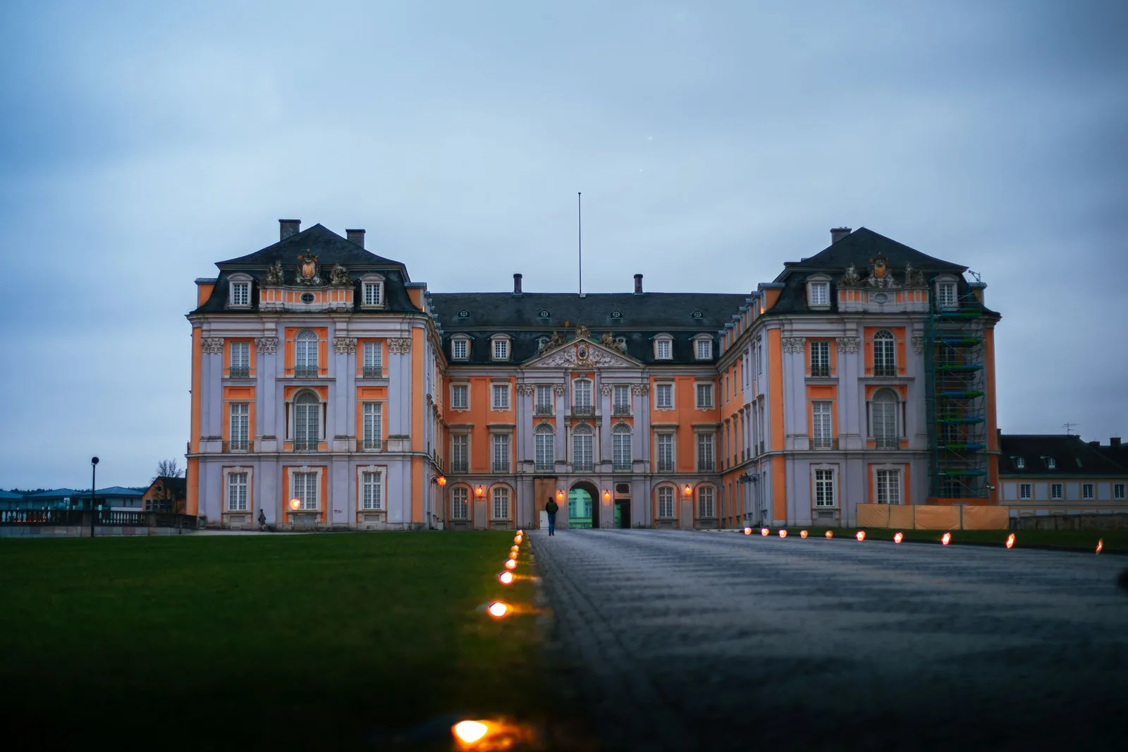 Façade du château d'Augustusburg à Brühl, classé à l'Unesco, au crépuscule
