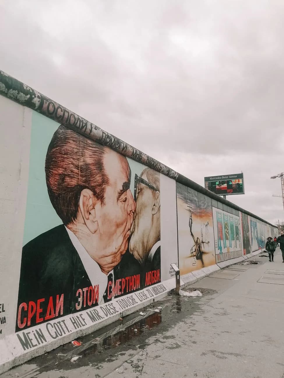Fresque du baiser sur l'East Side Gallery, vestige du mur de Berlin