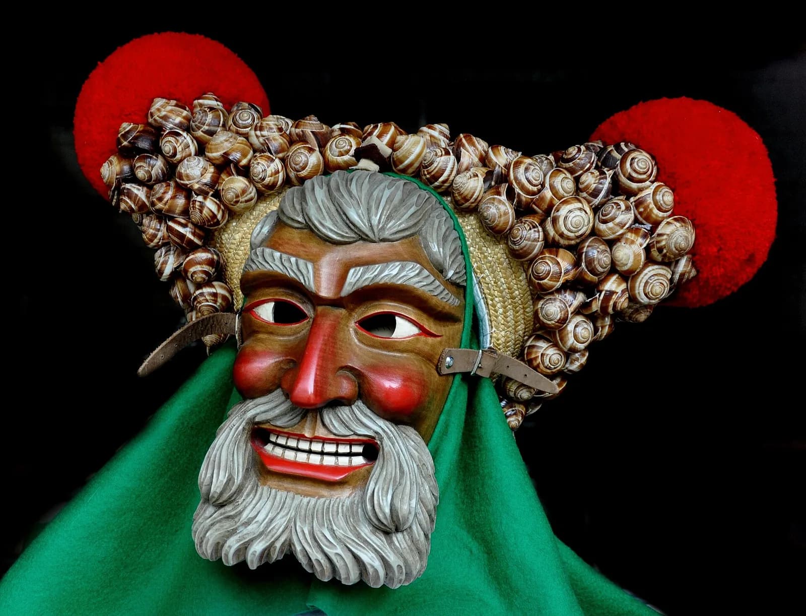 Schuttig d'Elzach : masque en bois, chapeau de paille garni d'escargots et pompons rouges