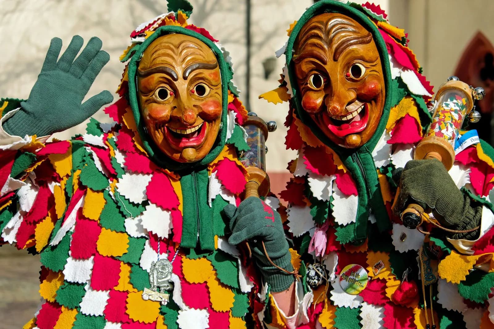Deux Narren en costume à patchs de feutre et masques en bois sculptés pendant la Fasnet souabe-alémanique