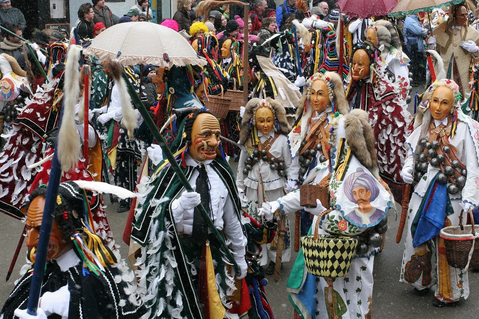 Narren en costumes historiques et masques en bois pendant le Narrensprung de Rottweil
