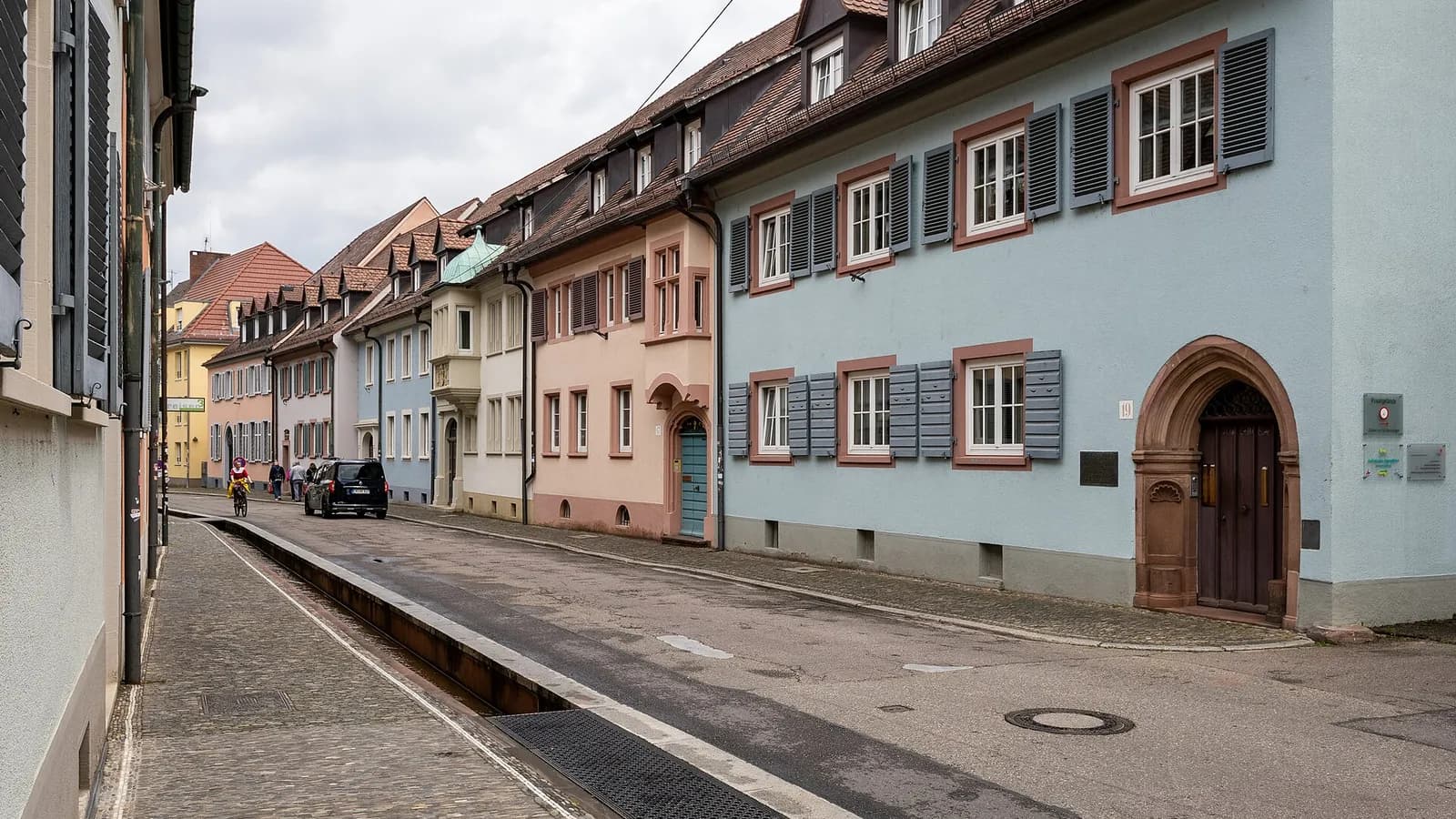 Un Bächle, petit canal d'eau, longeant le trottoir d'une rue de la vieille ville de Fribourg-en-Brisgau