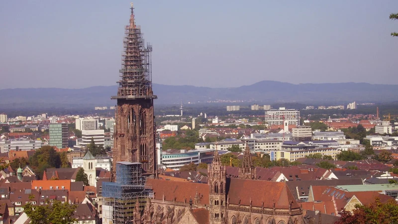 Vue sur la cathédrale et les toits de Fribourg-en-Brisgau depuis le Schlossberg, avec les collines de la Forêt-Noire au fond