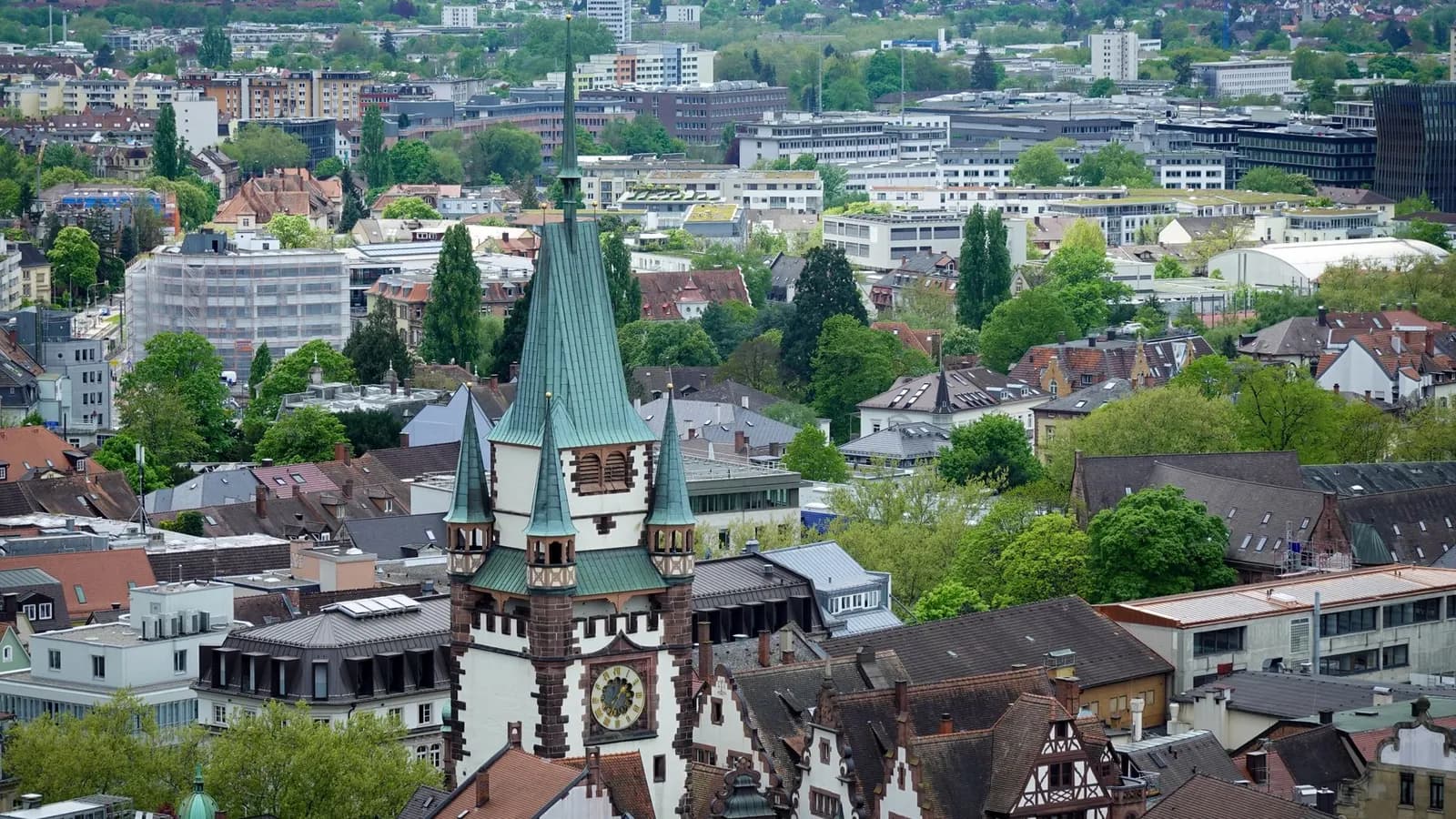 Toits de la vieille ville de Fribourg-en-Brisgau autour de la porte Martinstor et de sa tour verte