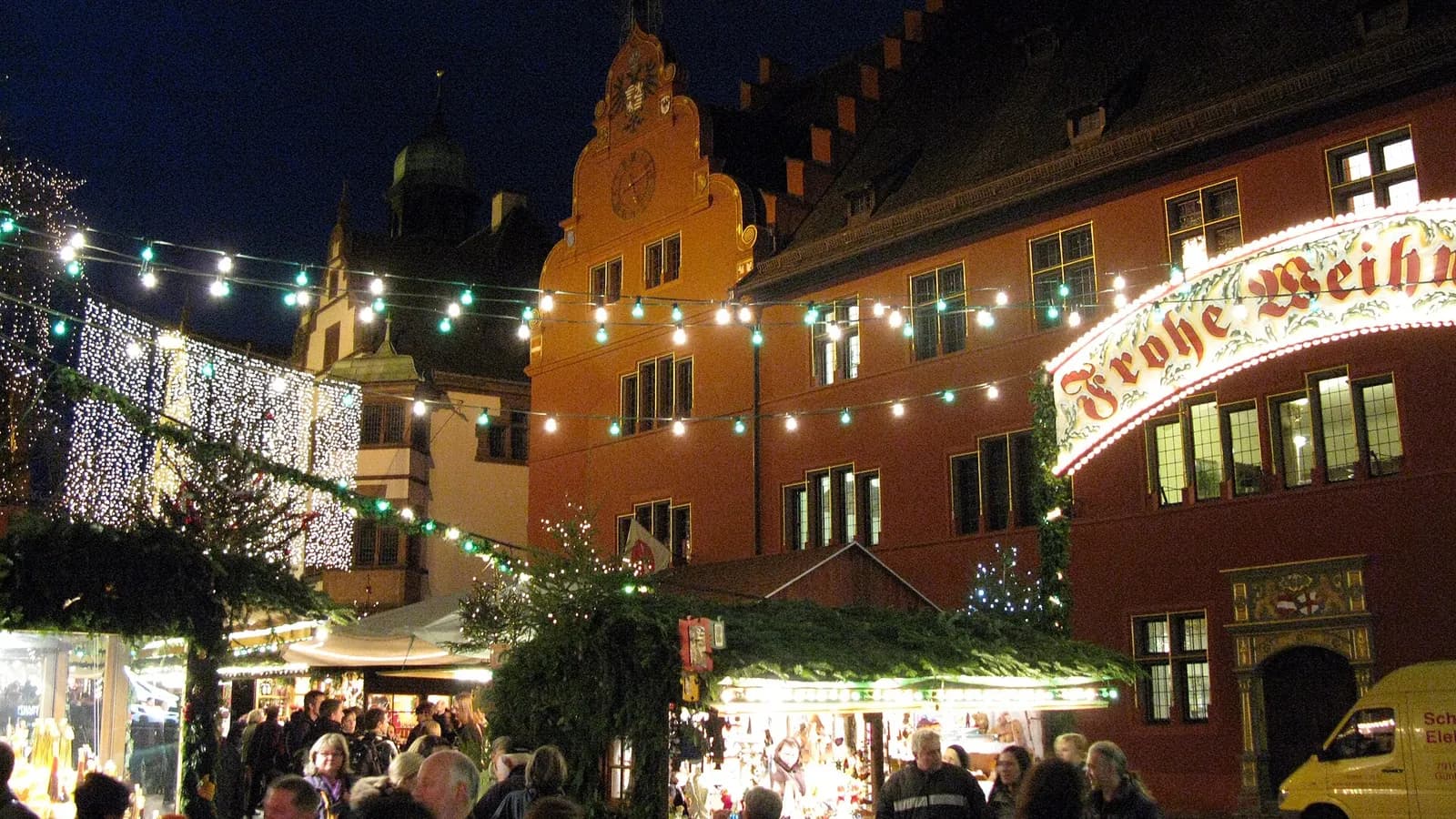 Le marché de Noël de Fribourg-en-Brisgau le soir, avec ses chalets et ses guirlandes lumineuses