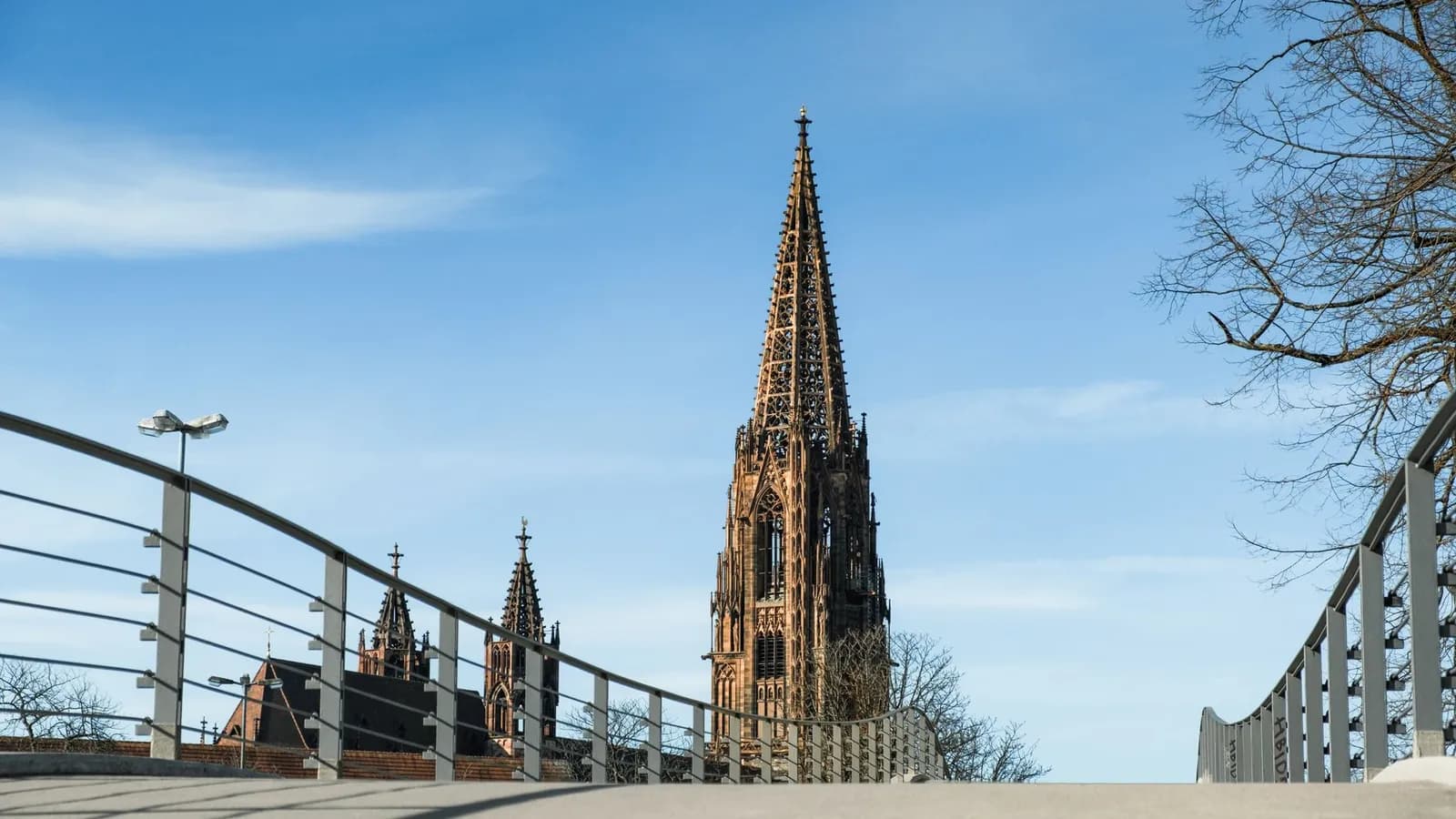 La flèche gothique ajourée du Münster de Fribourg-en-Brisgau sous un ciel bleu