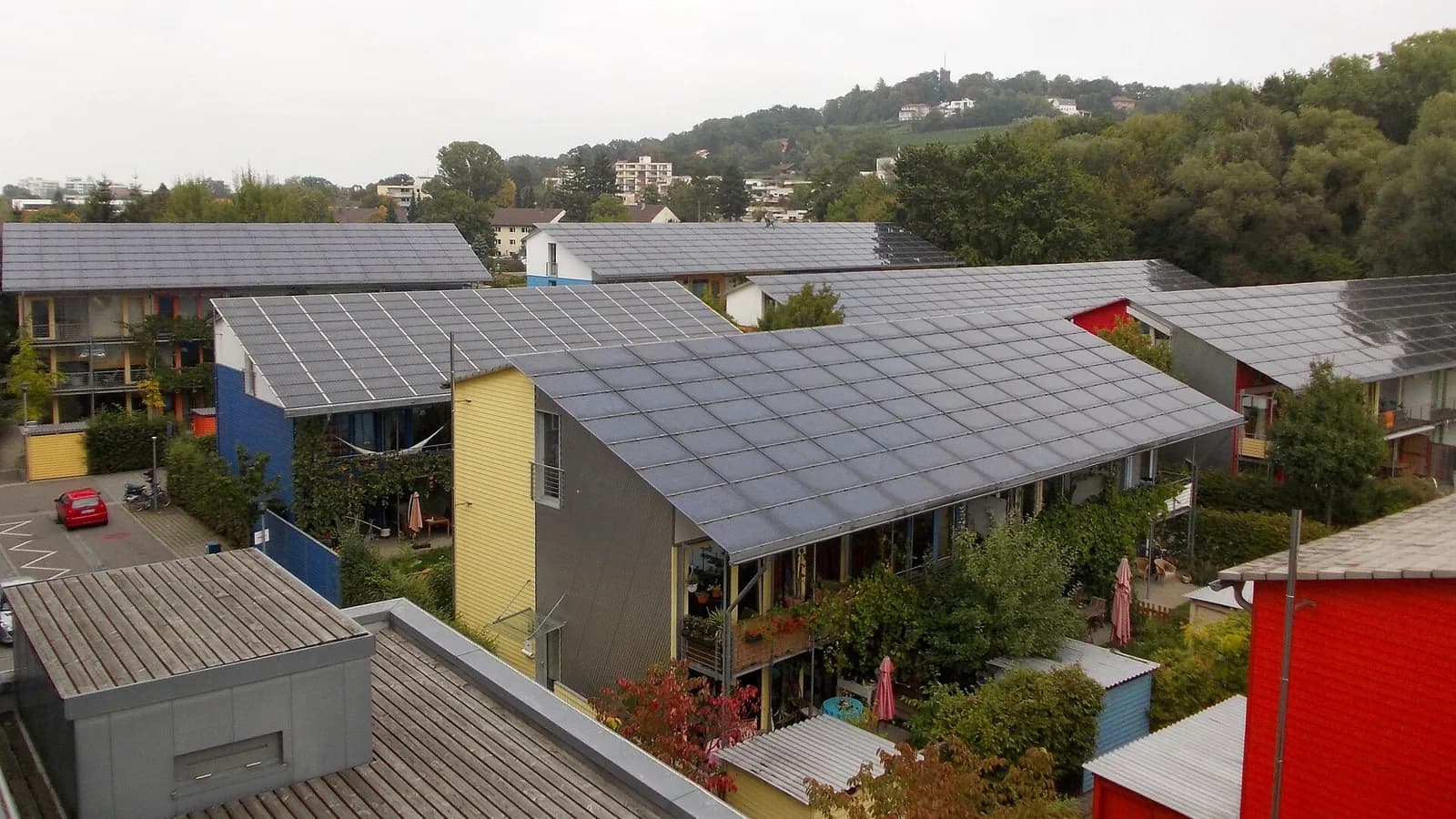 Toits couverts de panneaux solaires des maisons colorées de la cité solaire, à l'entrée du quartier Vauban