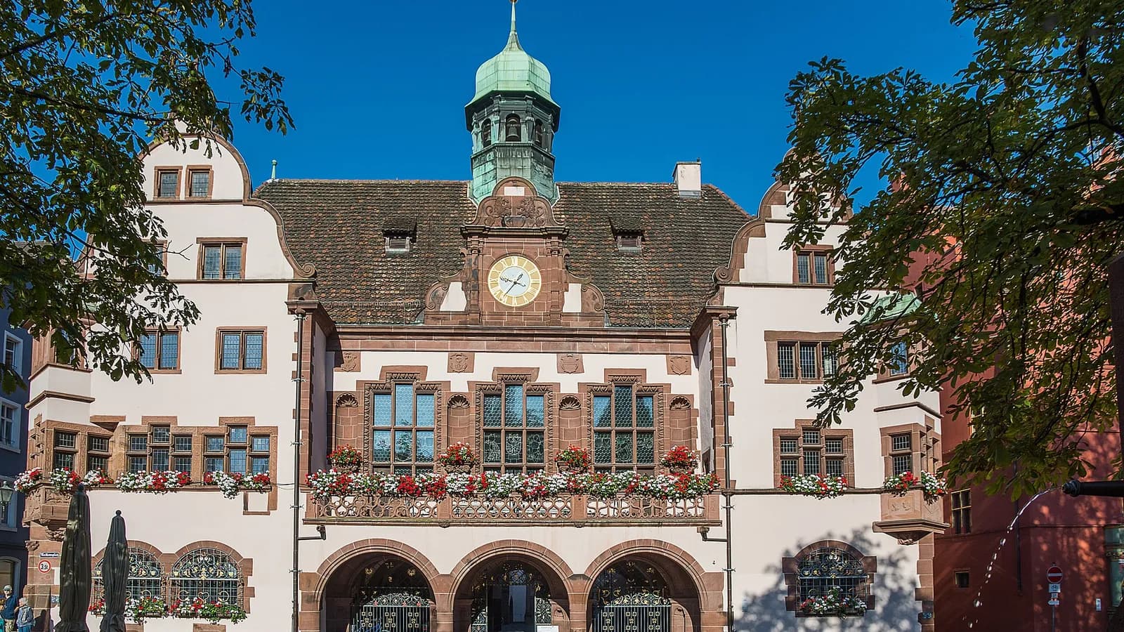 L'hôtel de ville de Fribourg-en-Brisgau et sa tour à horloge sur la Rathausplatz