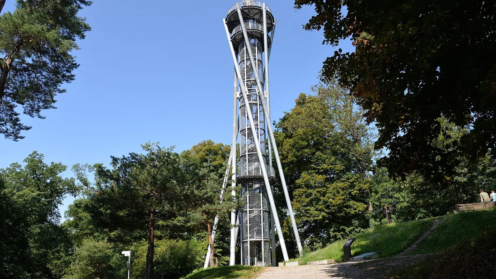 La tour d'observation en acier du Schlossberg, au milieu des arbres, au-dessus de Fribourg-en-Brisgau