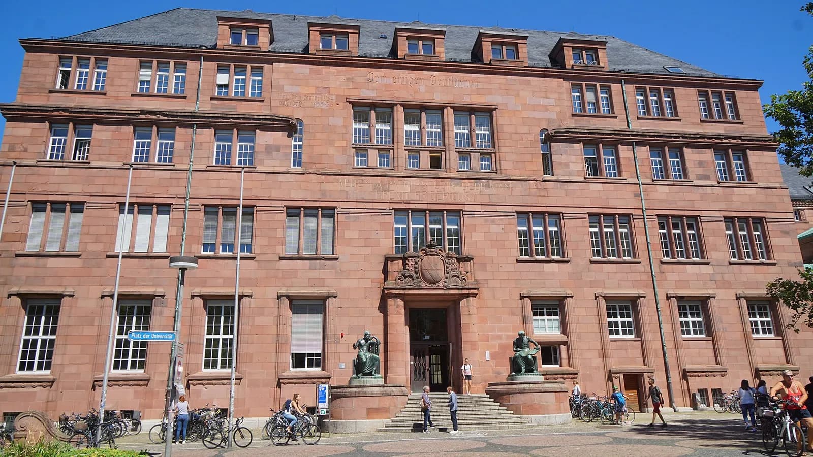 Le Kollegiengebäude I en grès rouge de l'université Albert-Ludwig de Fribourg-en-Brisgau, avec des vélos devant l'entrée