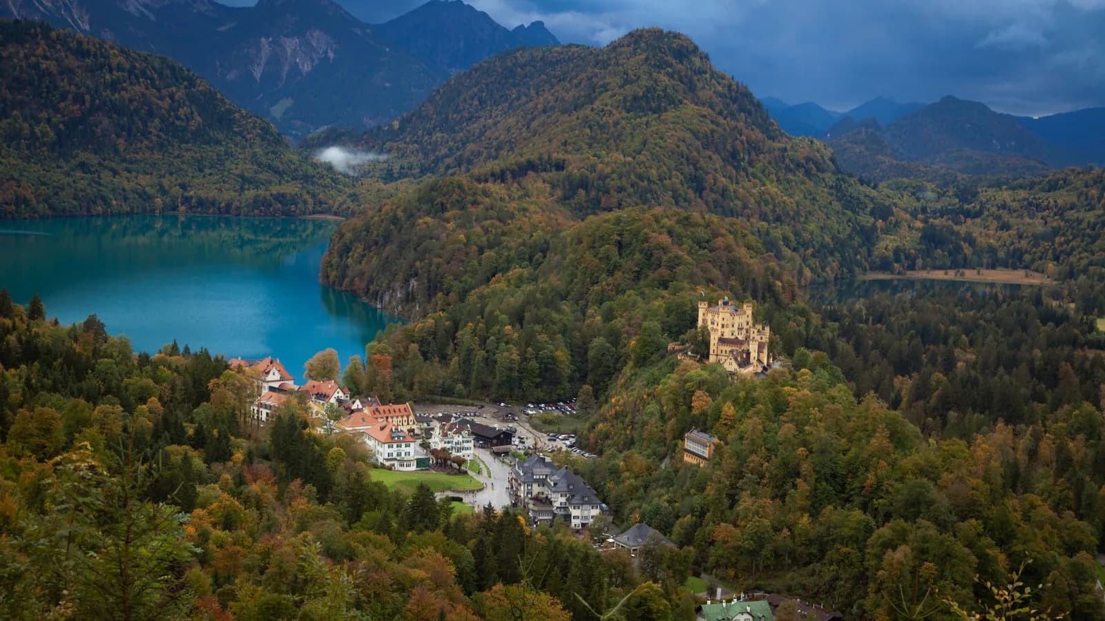 Le village de Hohenschwangau, son château et le lac Alpsee, au pied de Neuschwanstein