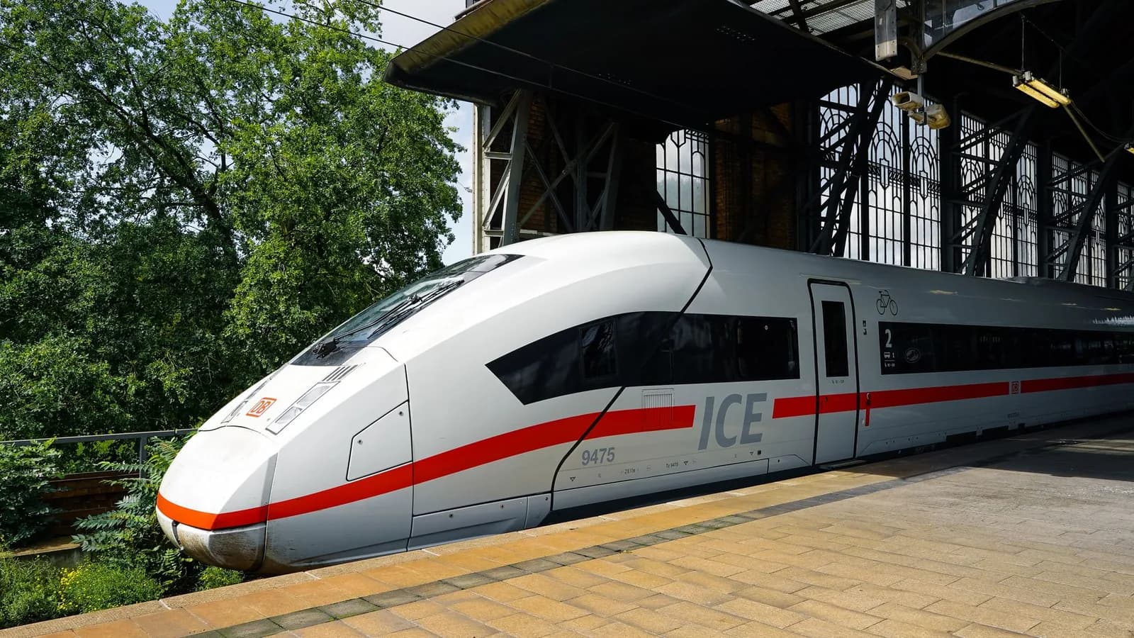 Train ICE blanc à bande rouge de la Deutsche Bahn à quai dans une gare allemande