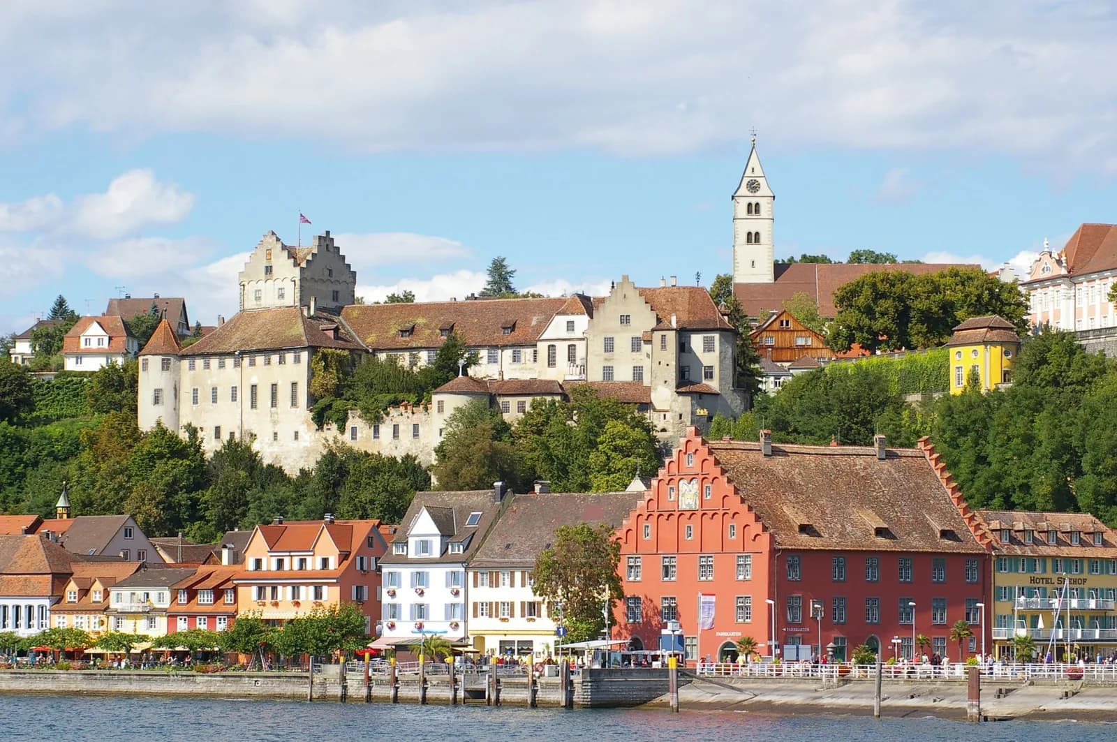 Meersburg vue depuis le lac de Constance, avec son château médiéval