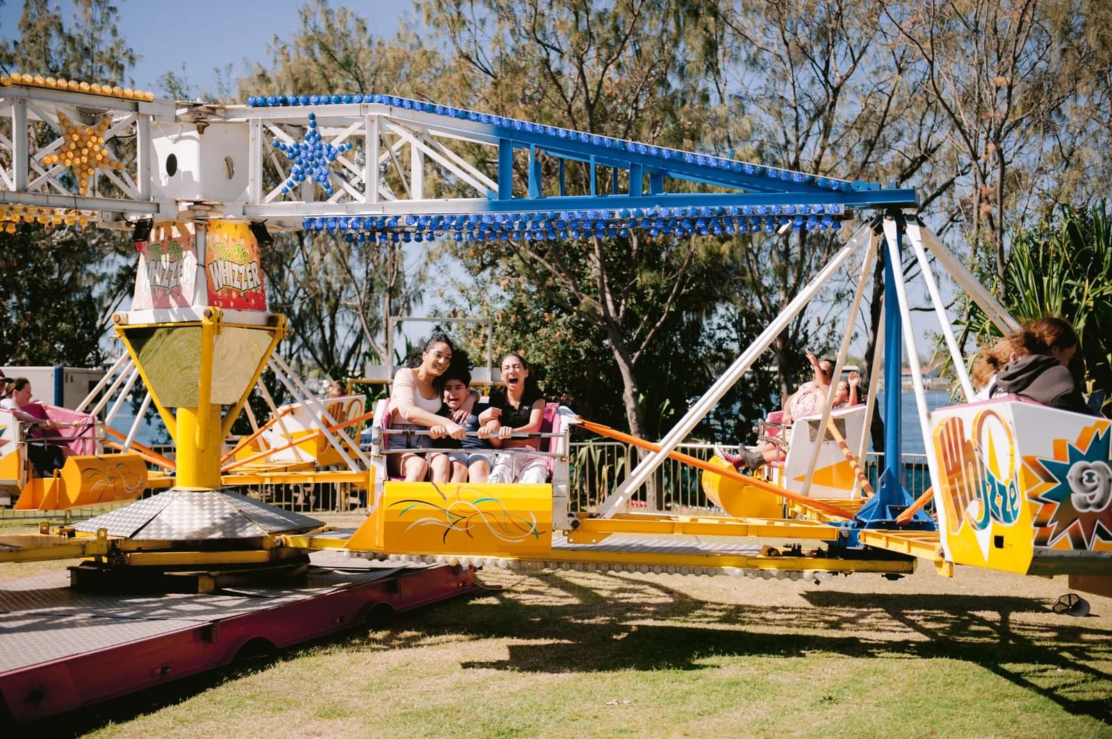 Famille et enfants sur un manège de fête foraine