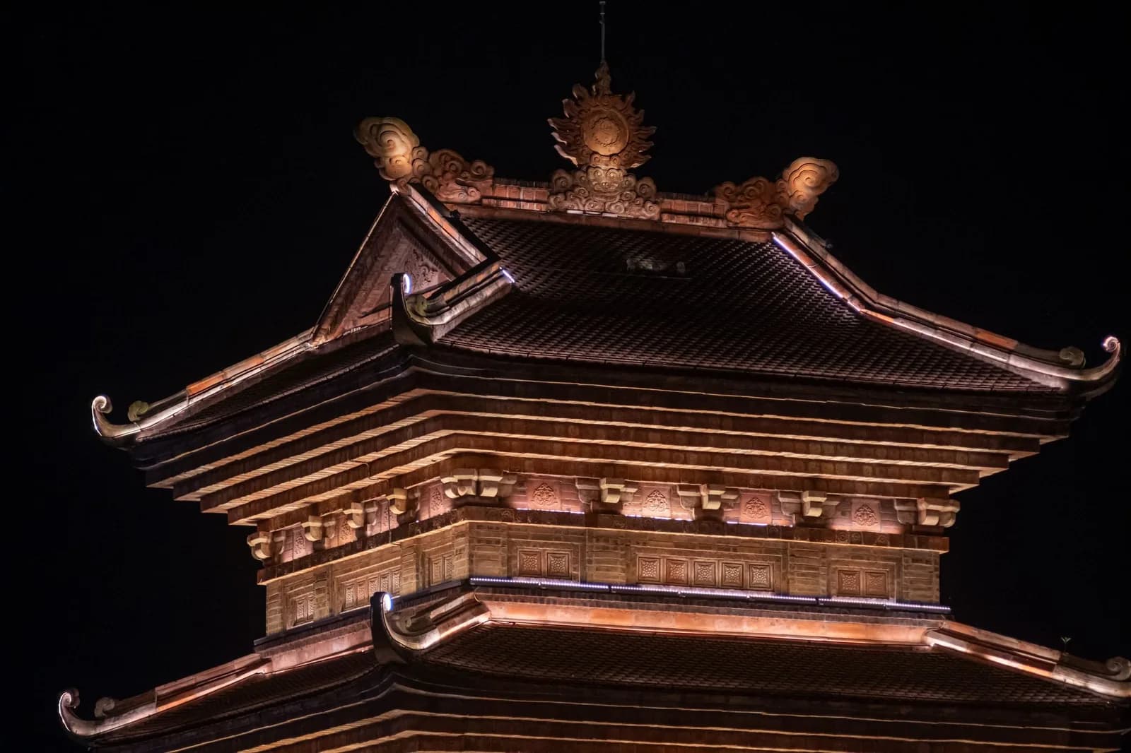 Toit de pagode d'inspiration chinoise illuminé de nuit