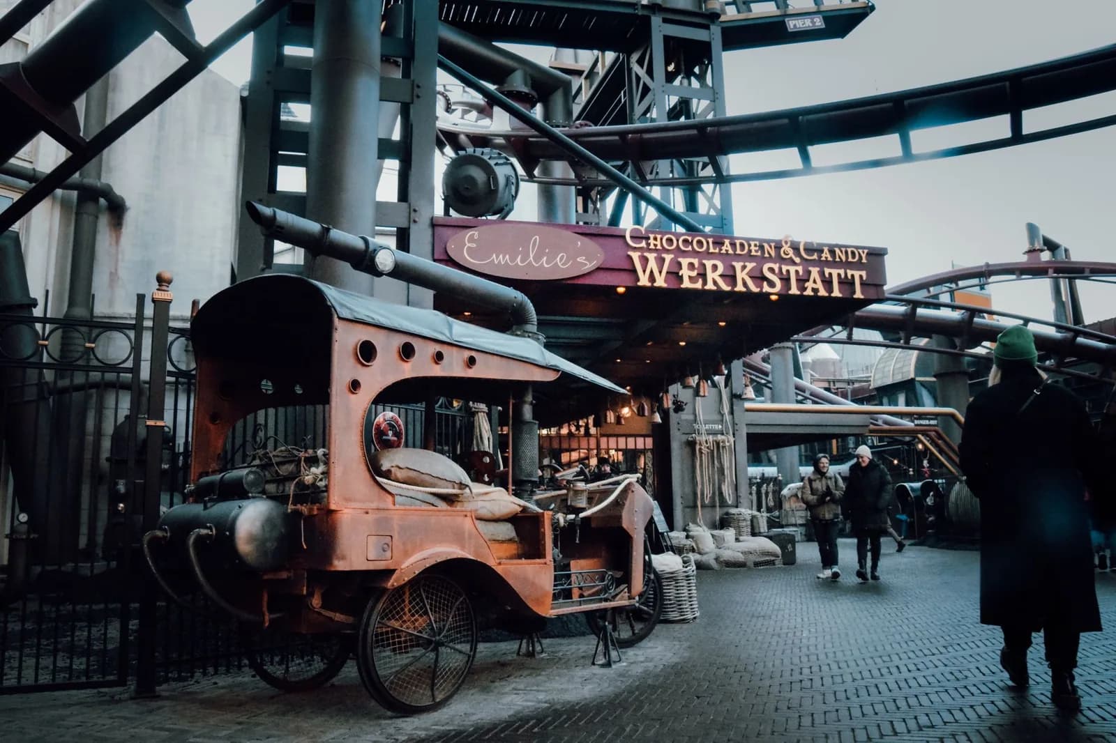 Rue thématique de la zone Berlin à Phantasialand, à Brühl, avec des rails de montagnes russes en arrière-plan