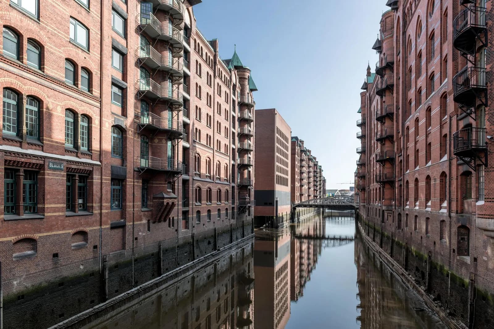 Les entrepôts en briques de la Speicherstadt et ses canaux, à Hambourg