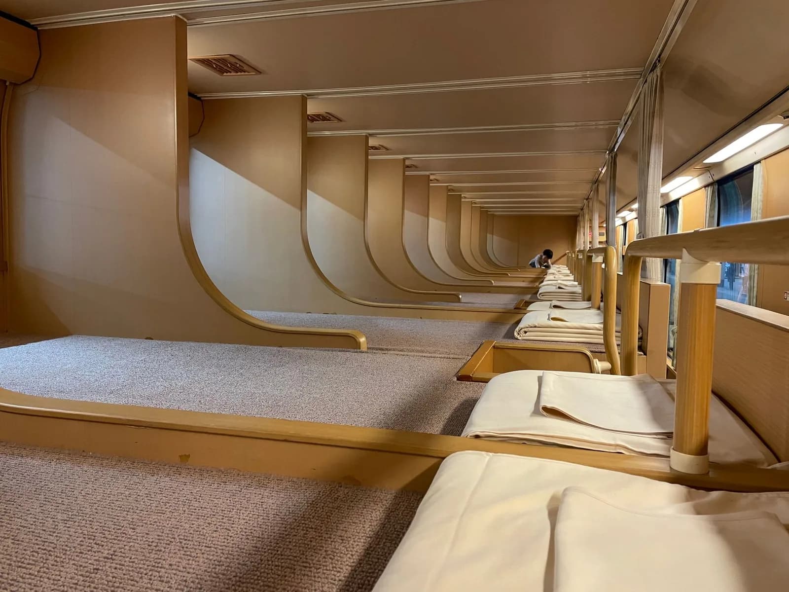 Intérieur d'une voiture-couchettes de train de nuit avec lits superposés et couchettes faites