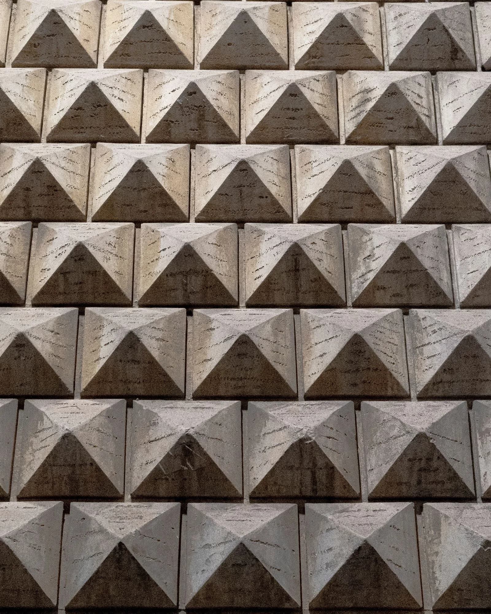 Façade de béton à motifs géométriques