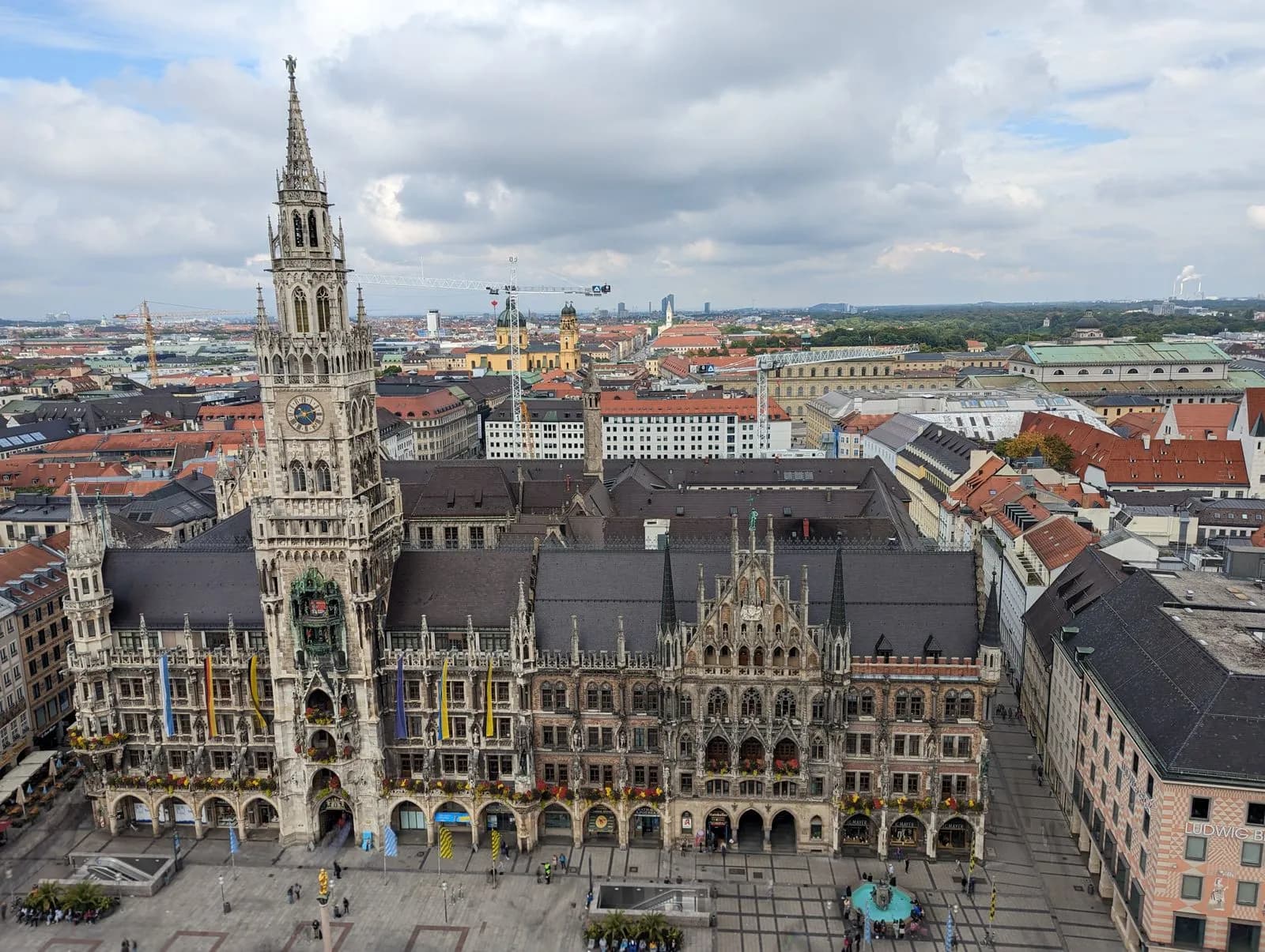 La Marienplatz et le nouvel hôtel de ville de Munich vus des toits