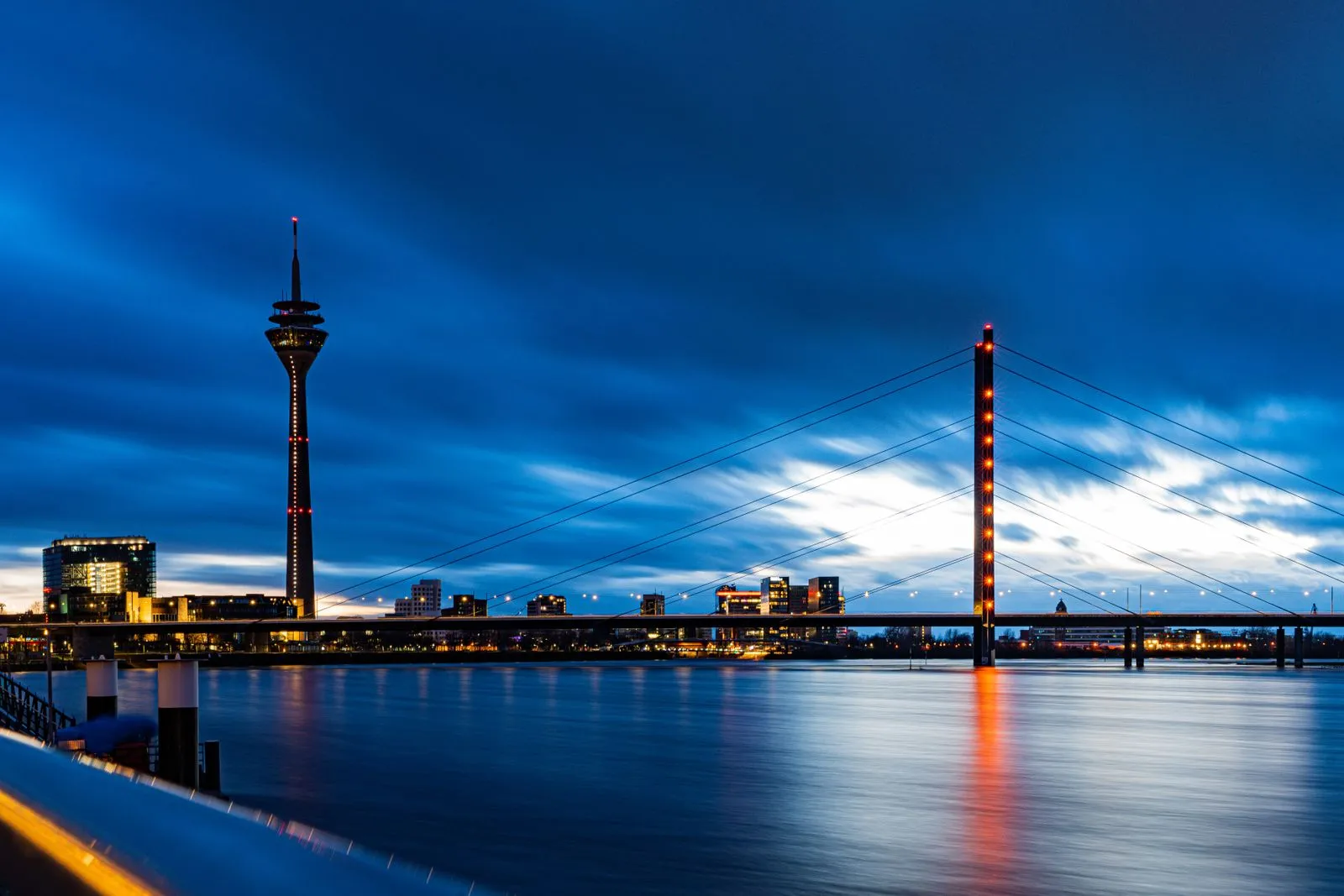 Dusseldorf - Medienhafen au coucher du soleil
