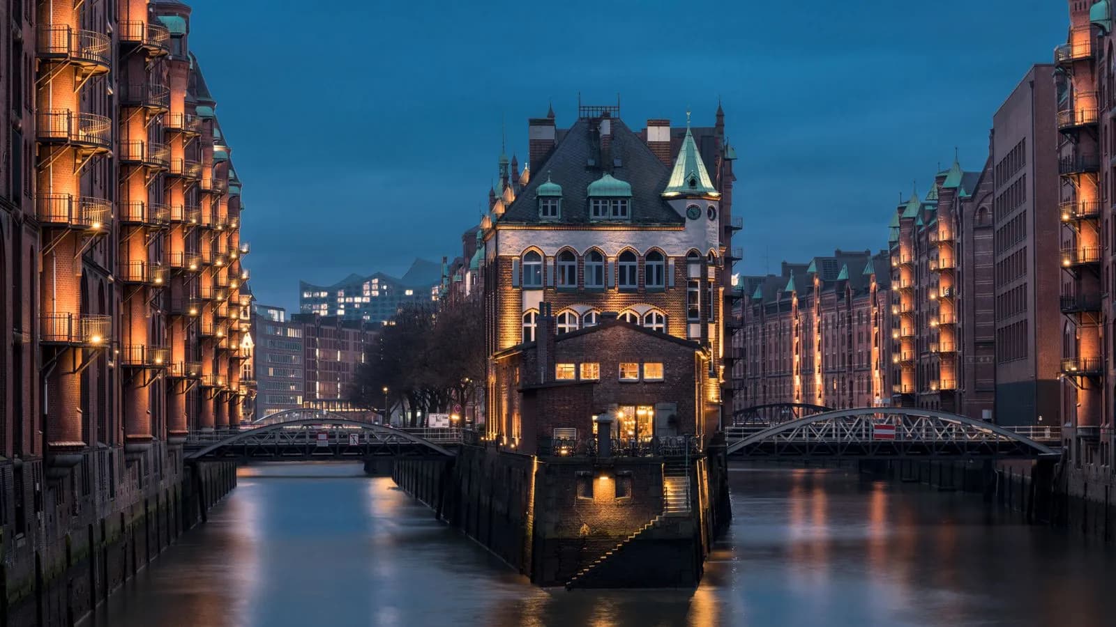 Speicherstadt Hambourg illuminée au crépuscule